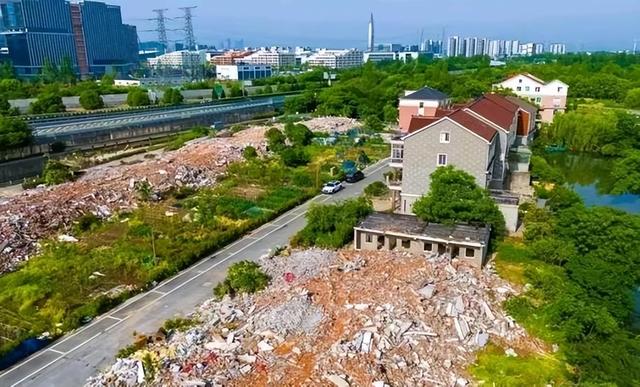 5年倒闭10家A级景区，年轻人穷游住帐篷，天价景区为啥割不动了
