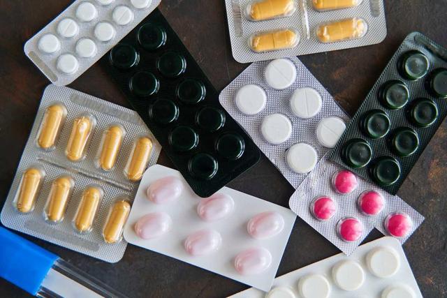 白宫椭圆办公室惊魂！制药高管突然晕倒，特朗普中断发布会急救