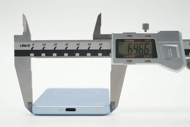 薄至8.7mm，轻松放进口袋，小米22.5W 5000mAh磁吸超薄充电宝拆解