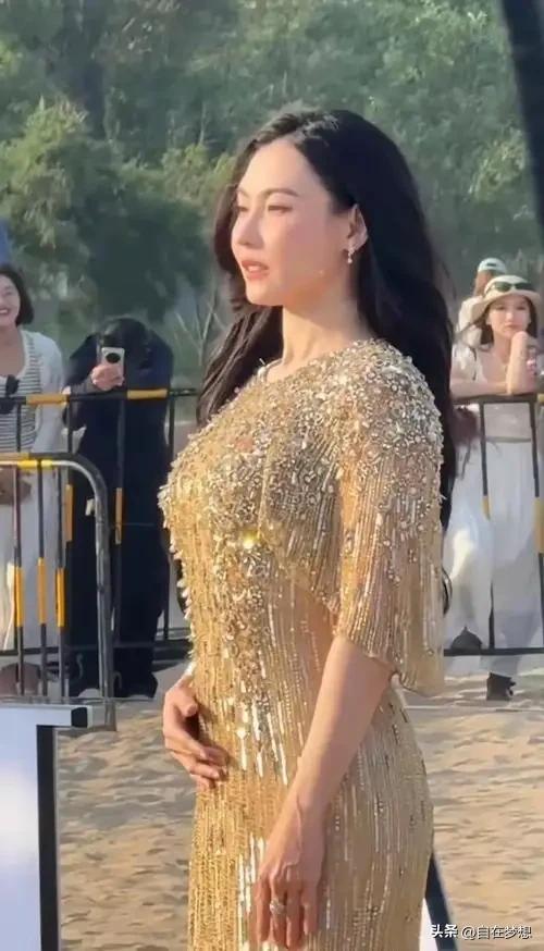 张柏芝现身河北偶遇，全程无美颜滤镜，路人手机真实拍照