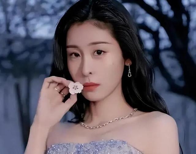 表面是“黄花大闺女”，实际却偷偷怀孕生娃，这些女星真让人意外