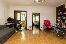 年轻人咋都抢老小区顶楼？内行揭秘，太现实了图片