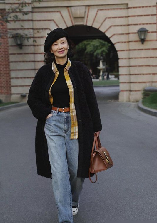 上了年纪的女人，冬天尽量别穿大衣、羽绒服，换成这3件保暖时髦