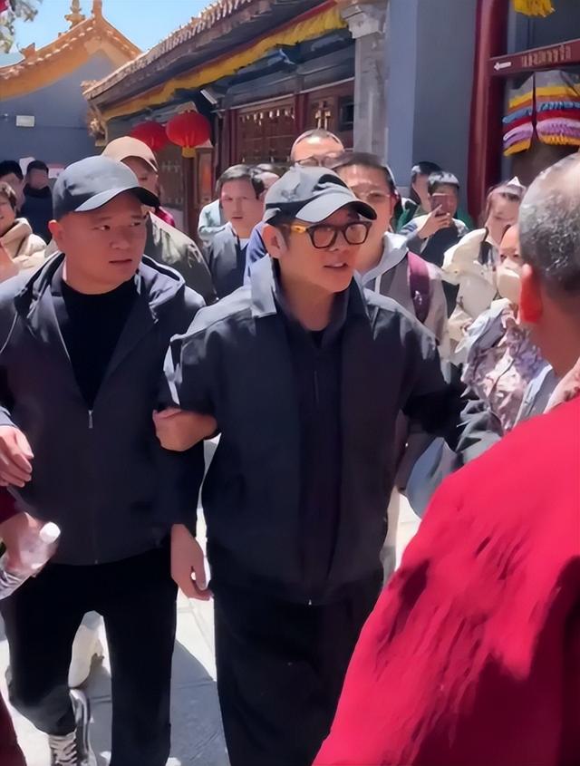 62岁李连杰回应噩耗，手术过程佛珠不离手，聊天记录透露更多细节