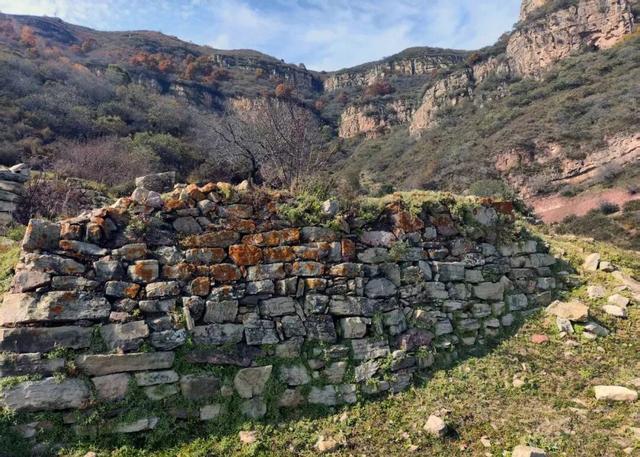 在这座高山之巅，尹志平吟了首什么诗？