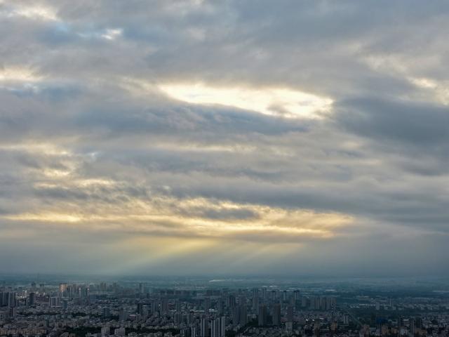 云海漫泰岳，水墨染岱宗