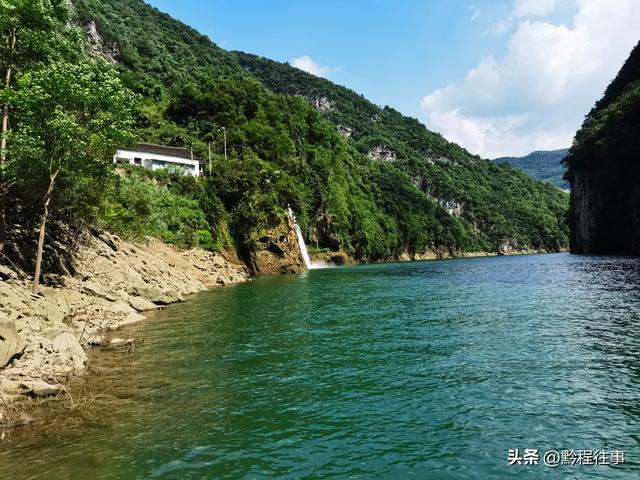 一个洞内烟云氤氲的躲匪洞，一个白练如幕的暗河瀑布