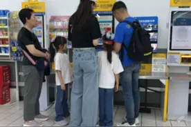 45岁熊黛林珠海购物，带着俩女儿保姆随行，小个子老公打扮像司机图片