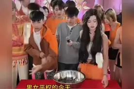年会团建游戏男子惨输被女孩用铁盆锤头，赢后反击，女孩被砸晕图片