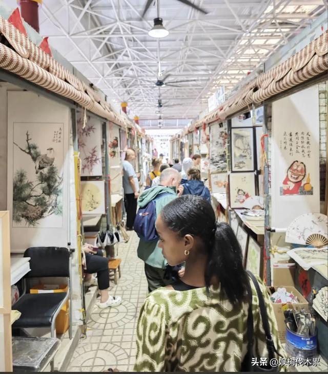 黄楼吃北京涮羊肉，翻译透露养父母有7个孩子，黄楼姐姐回应质疑