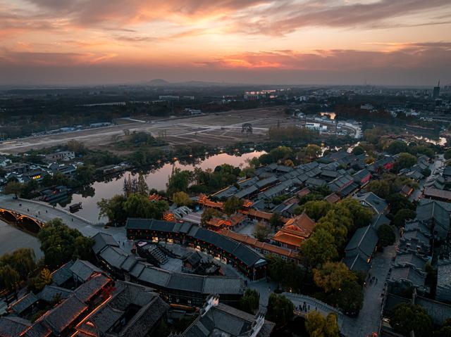 古城的秋天，连晚霞都带着千年的温柔