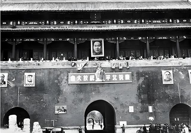 天安门城楼上，为何不悬挂毛主席的照片，反倒要挂毛主席的画像?