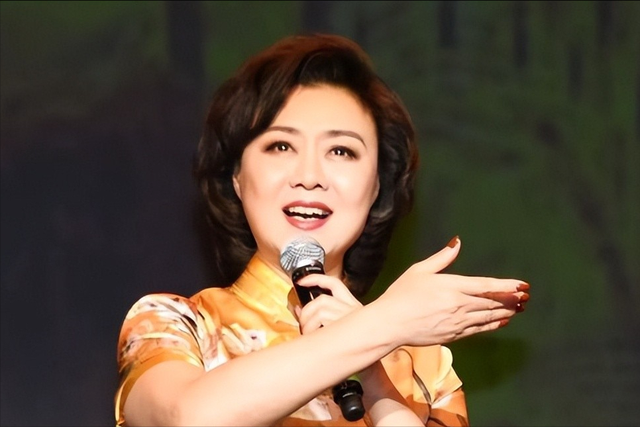 至今未婚未育，身边却有男人陪了近27年！59岁的她才是真人间清醒