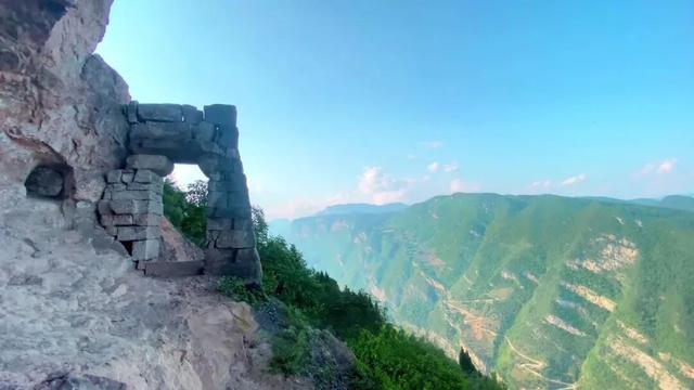 重庆乌江千米悬崖上的石门古寨，一般人不敢踏过寨门