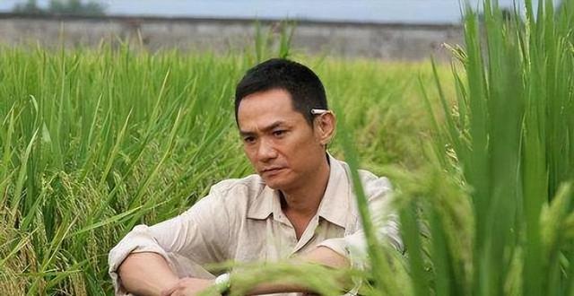 15年前，在妻子葬礼上哭到昏过去的果靖霖，如今过得怎么样了？