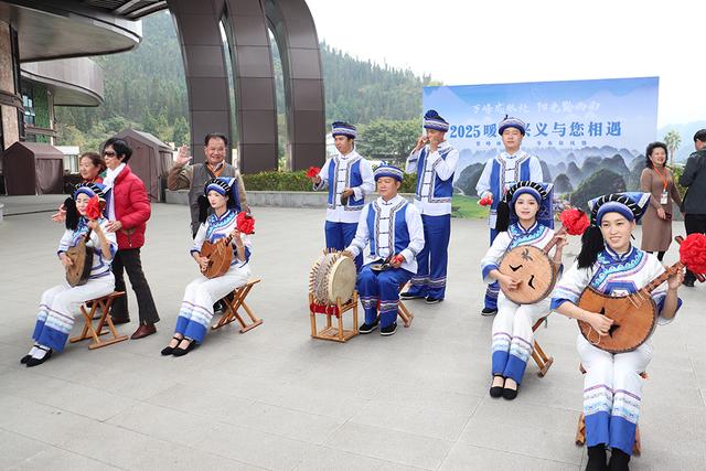 “万峰成林处 阳光黔西南”2025暖冬旅游主题专列首趟抵达兴义