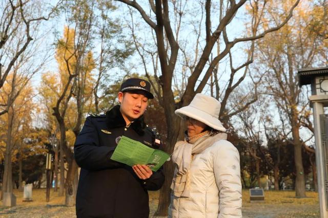 落叶不扫留秋韵！东城城管守护“秋日限定浪漫”
