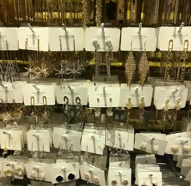 镉超标9000倍！廉价合金饰品成“美丽陷阱”	，你的首饰安全吗？