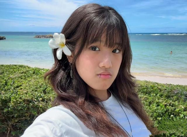 贾静雯一家过圣诞，梧桐妹穿低胸裙身材傲人，咘咘和波妞越来越像