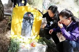 86年老山战场，"亲吻"临终士兵的女战士张茹，29年后去他墓前探望图片