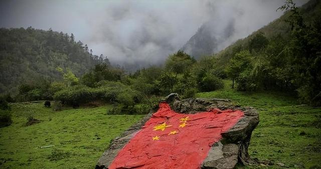 西藏一乡长巡逻时,发现一面不属于我国的国旗,当即过去想拔了