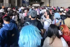 离谱！上海漫展男子当众排便，边走边排，疑似保安阻拦不让上厕所图片