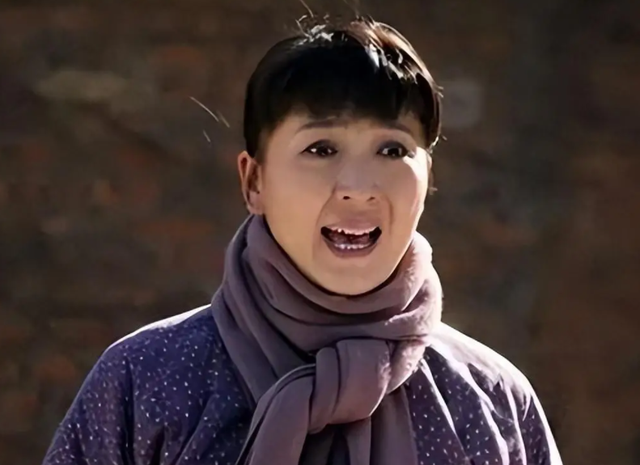 闫学晶事件再升级！官媒下场发文锐评，言辞犀利	，句句直戳她心窝