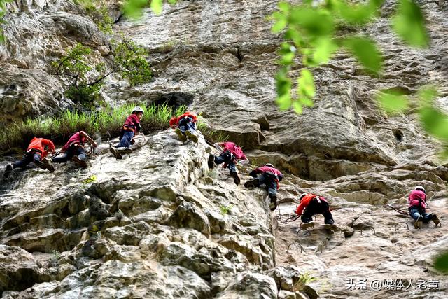 六盘水月照神雕峰吸引全国夏令营学生“清凉凌空漫步”打卡体验