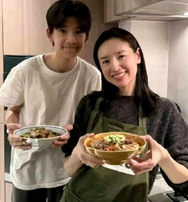 董洁儿子帅到认不出！年仅16岁身高1米8，五官深邃帅过潘粤明