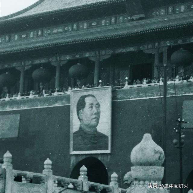 为何天安门不悬挂毛主席的照片，反倒要挂主席的画像？