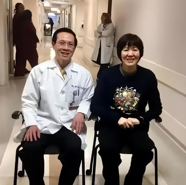 从“铁榔头”到“整容狂魔”，64岁郎平成了这样，差点认不出来了