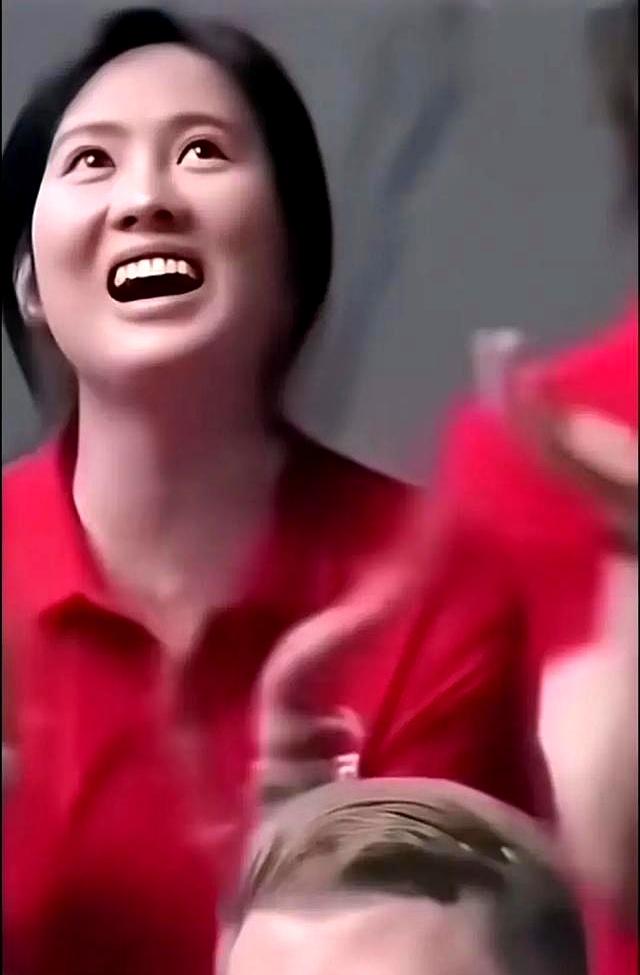 太感动的瞬间：全红婵低头找，陈若琳站起来挥 ，天衣无缝的默契