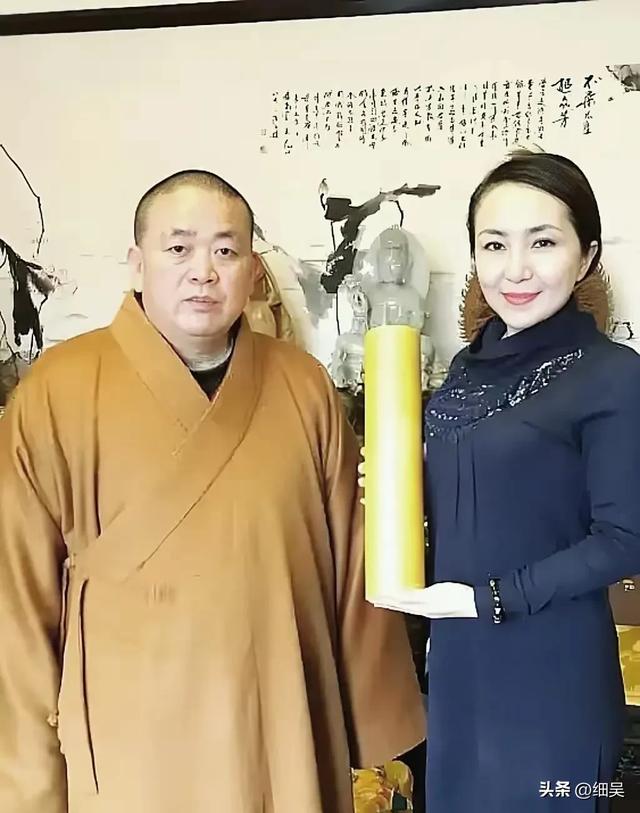 释永信与美女的同框，他笑起来的时候挺憨厚的，同框个个是美女！