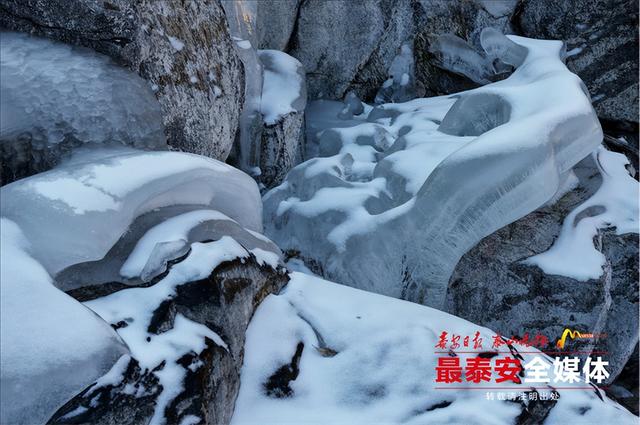 泰山彩石溪现绝美冰瀑奇观 鹦鹉崖上演冬日视觉盛宴