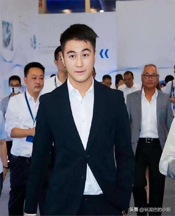 何猷君“霸总”人设崩塌，拖欠工资恶心一幕上演，员工举步维艰