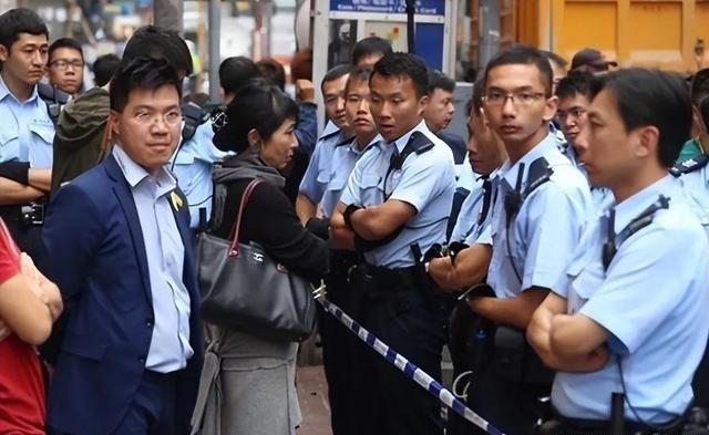 苍天饶过谁！拒唱国歌否认中国籍，俩儿子落户国外，她现状如何？