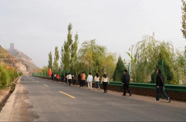 九九重阳·超越自我·共攀新高——佳县人民检察院开展重阳登山活动