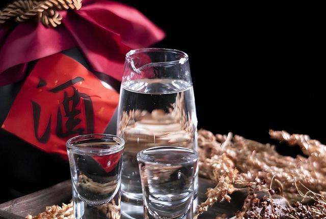 央视揭露！知名白酒是酒精勾调，年份包装全造假，直播间成重灾区