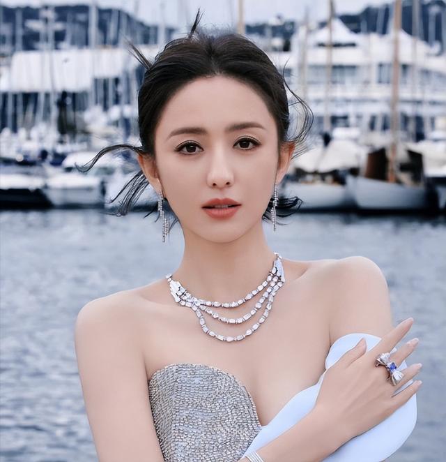42岁佟丽娅没想到，自己辛苦养大的儿子，今却给前夫陈思诚争了光