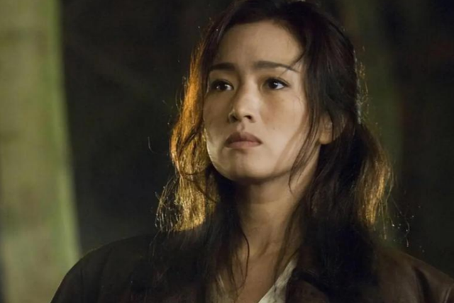 事实证明！陪马克龙回国的巩俐，可能已经走上了另一条大道