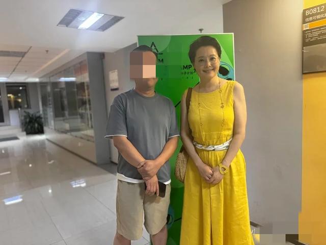 袁立近照曝光，身上米黄色裙子抢镜，比之前瘦了，公开讲课状态好