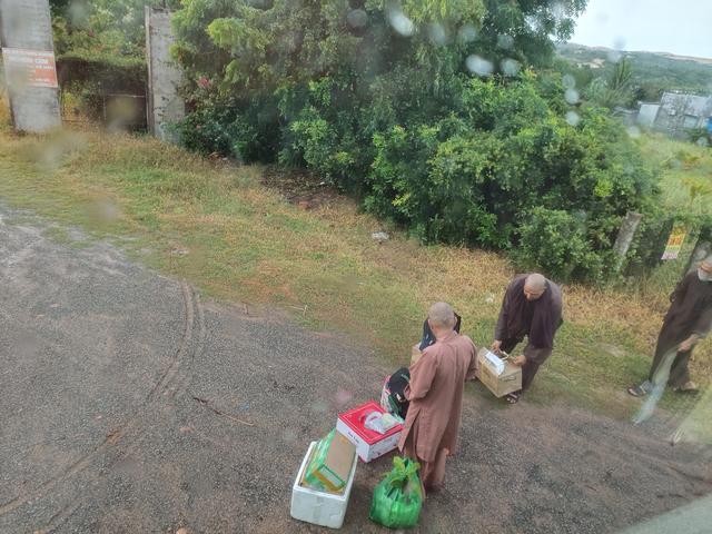 越南大叻到美奈路上同车的几个越南和尚