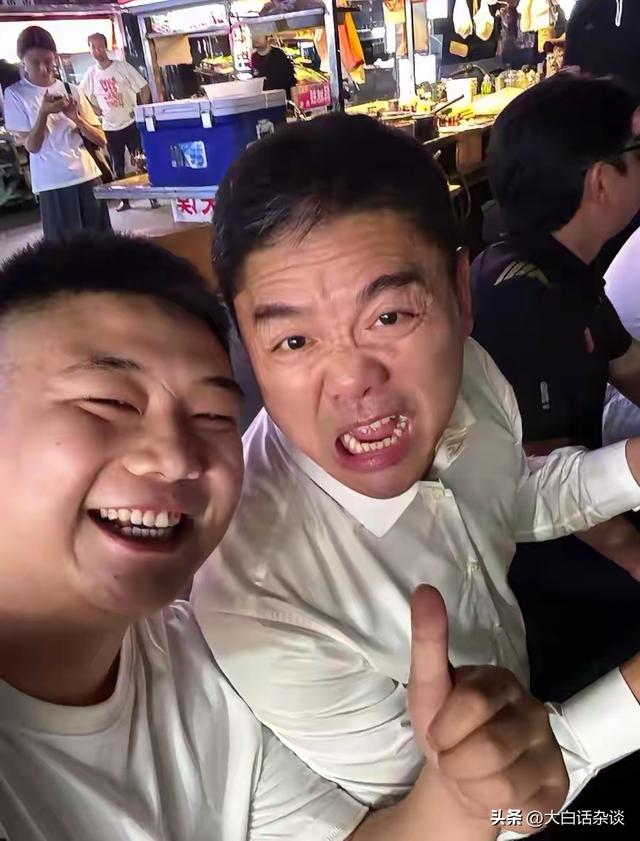 刘强东有多接地气？回到宿迁完全放飞，喝高叫美女回去炒两个菜来