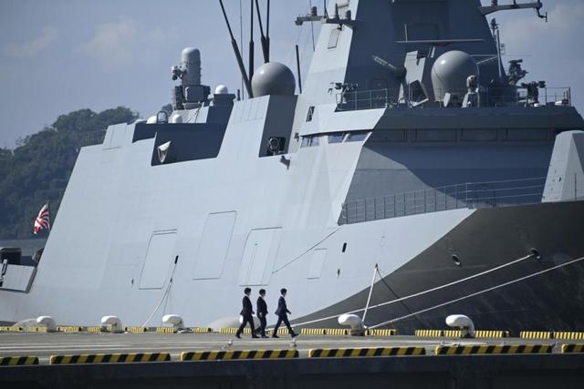 高市帮手到位，最大战舰闯台海，解放军7舰押送，国防部再发警告