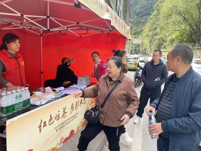旺苍120余名志愿者护航赏秋之旅