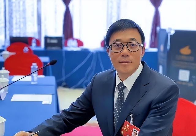 轮到美国被“垄断”了！“芯片之父”弃美回国，研发成果堪比核武