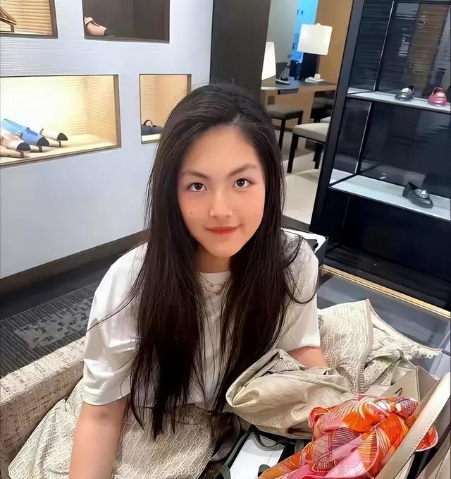 李湘在平台晒自家北京小院。大到让网友以为是景区，真的太有钱了