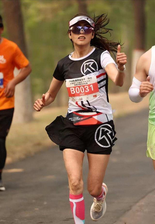 山东跑友张素梅车祸去世，月跑量300多公里，开奔驰，颜值身材好