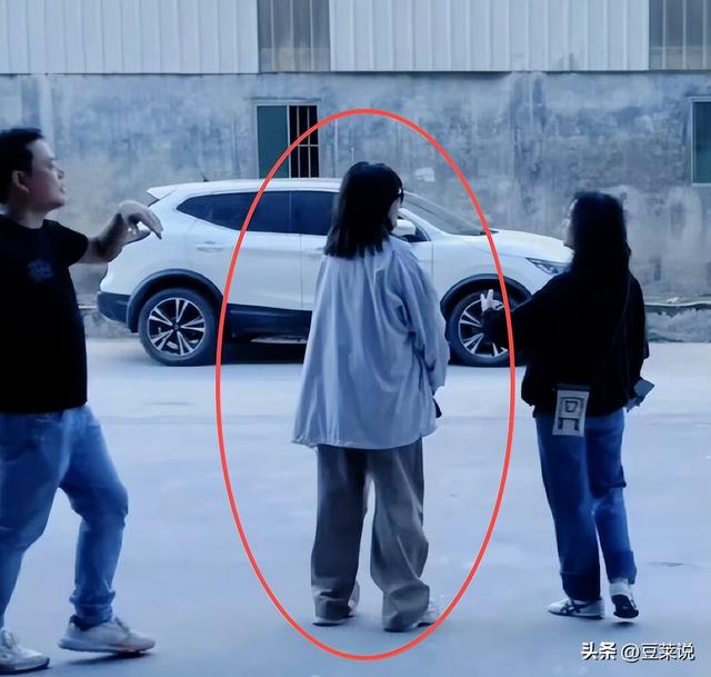 面相又变了！49岁赵薇广东吃饭，又老又瘦没架子，却再无回头路走