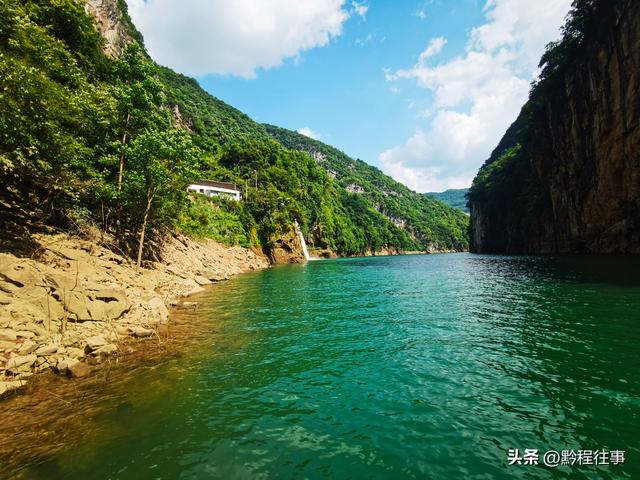 一个洞内烟云氤氲的躲匪洞，一个白练如幕的暗河瀑布